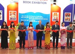 Exposition de livres à l’occasion du 40è anniversaire de l’établissement des relations diplomatiques entre Vietnam et Royaume-Uni