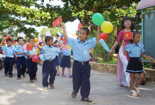 Tưng bừng ngày khai giảng năm học mới tại miền Trung