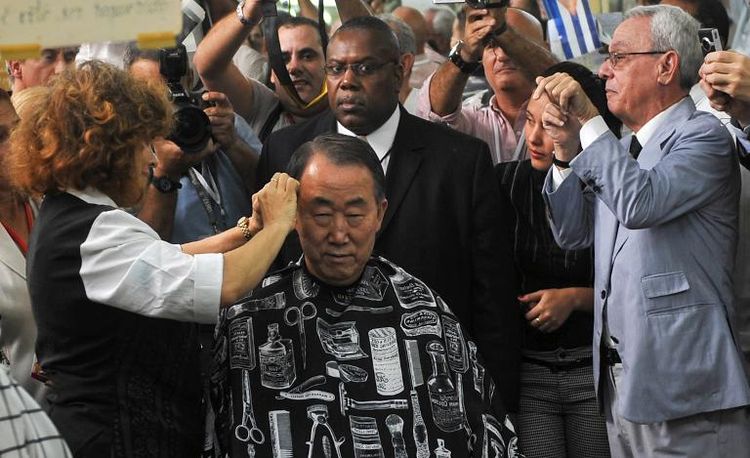 Ban Ki-moon joue les touristes et se fait couper les cheveux à La Havane