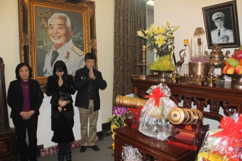 Offering two red copper cannons for General Vo Nguyen Giap altar