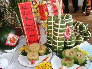 Ho Chi Minh City offers traditional cake to ancestors