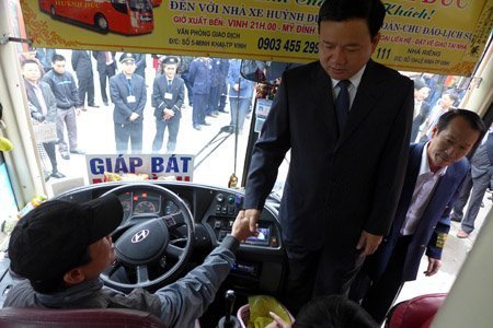 Bộ trưởng Đinh La Thăng động viên những người làm công tác vận tải ngày Tết