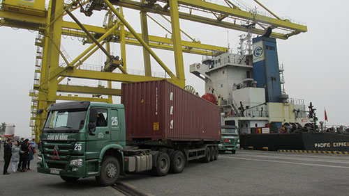 Da Nang port handles first tonnes of cargo in 2014