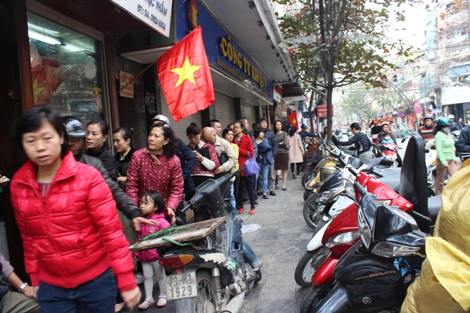 Hà Nội Xếp hàng dài mua bánh chưng ngày cận Tết