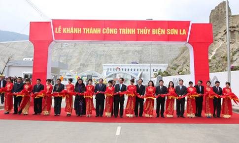 Nhà máy Thủy điện Sơn La được trao tặng 3 giải thưởng Năng lượng Châu Á 2013