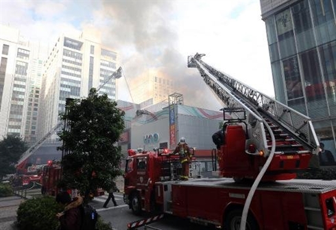 Incendie près d une gare à Tokyo  trafic fortement perturbé
