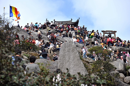 Quang Ninh  De nombreuses activités religieuses à la fête du printemps de Yen Tu 2014