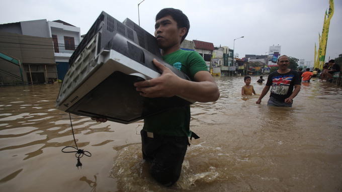 Floods leave 13 people dead in Indonesia