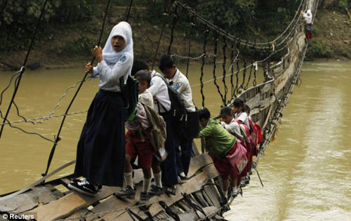 Suspension bridge collapses in Indonesia