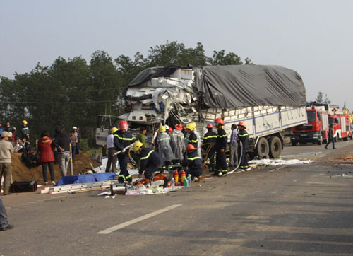 Quảng Trị Xe tải đâm nhau làm 3 người chết và bị thương