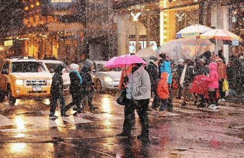 États-Unis  tempête de neige dans le Nord-Est, des vols annulés