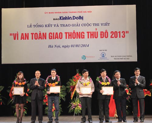 Trao giải cuộc thi “Vì an toàn giao thông Thủ đô năm 2013”
