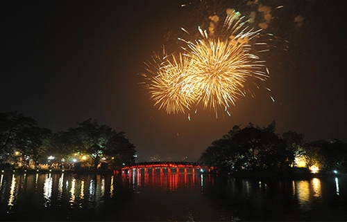 七彩光芒的烟花盛会庆祝首都河内解放60周年
