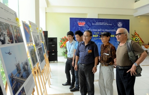 Hanoï  Exposition photographique Vietnam- sa terre et son peuple