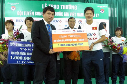 Trao thưởng cho đội tuyển bóng đá nữ quốc gia