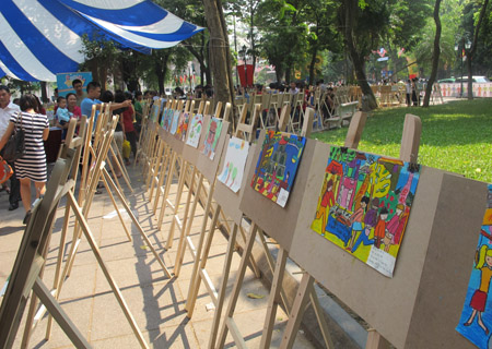 Painting contest on Hanoi – City for Peace reviewed