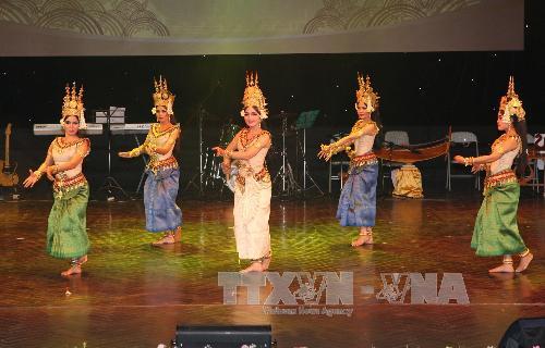 Vietnam – Cambodia art performance