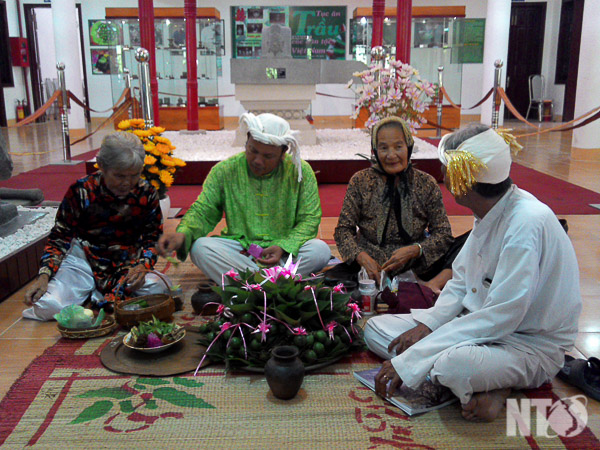 Studying Vietnamese custom of chewing betal and areca nuts