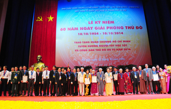 Tô thắm truyền thống Thủ đô anh hùng