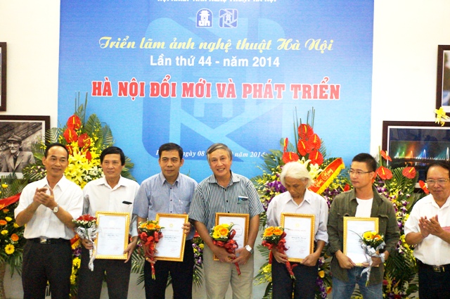 Trao giải cuộc thi ảnh nghệ thuật “Hà Nội đổi mới và phát triển”