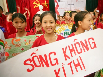 Hơn 19 nghìn USD hỗ trợ trẻ bị nhiễm HIV