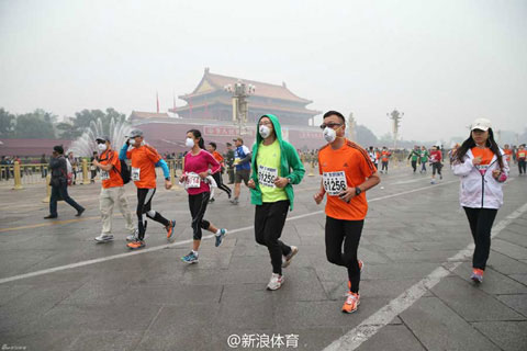 Đua marathon trong khói mù ô nhiễm tại Bắc Kinh Trung Quốc