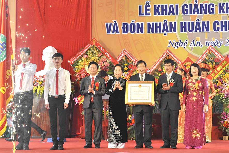 Phó Chủ tịch nước Nguyễn Thị Doan dự lễ đón nhận Huân chương Độc lập hạng Nhất của Trường Đại học Vinh
