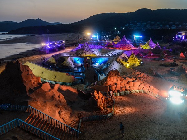 International Sand Sculpture exhibition opens in China