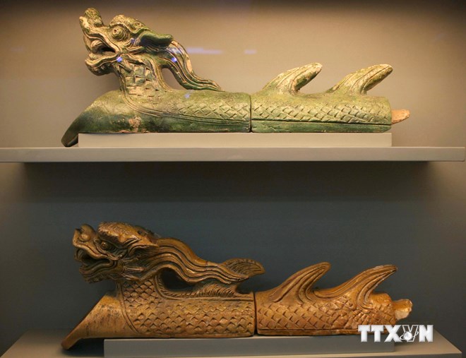 Exposition des objets précieux découverts à la Citadelle impériale de Thang Long