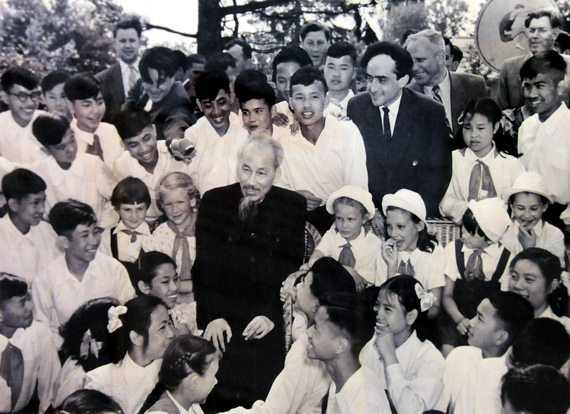 Chủ tịch Hồ Chí Minh với nước Nga qua tài liệu lưu trữ