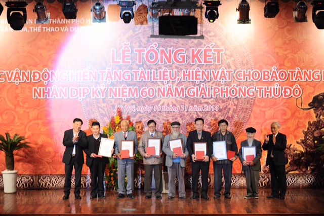 Over 600 documents and artifacts presented to Hanoi Museum