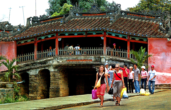 Building embankments to preserve Hoi An ancient town