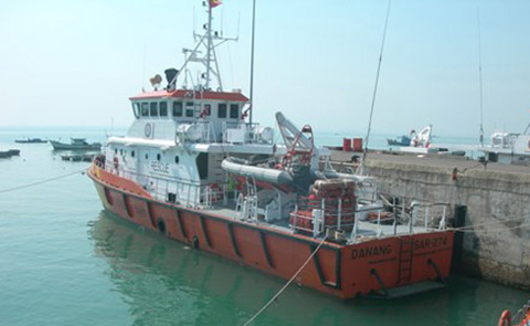 Tàu SAR 274 lai dắt an toàn tàu QNG 94780 bị nạn cùng 10 thuyền viên cập bờ Quy Nhơn