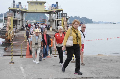 High-end cruise ship brings 2,200 tourists to Vietnam