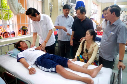 Bí thư Tỉnh ủy - Võ Văn Dũng thăm các nạn nhân trong vụ chìm tàu