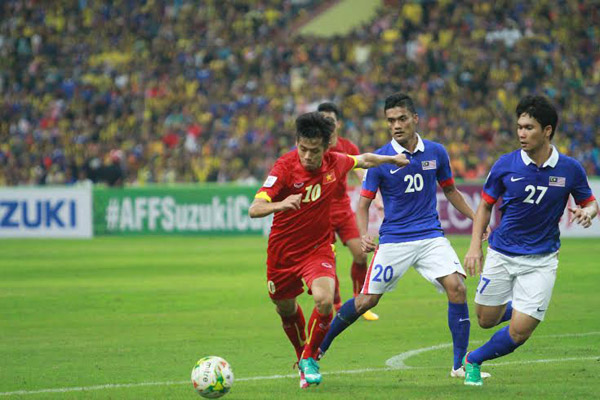 Người hâm mộ bóng đá Việt Nam chờ đón trận lượt về bán kết AFF Cup 2014