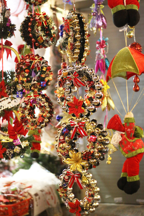 Young people enjoy Christmas atmosphere in Hanoi