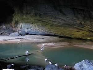 American Travel Channel documents caves in Quang Binh