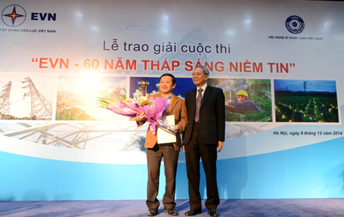 Khai mạc triển lãm ảnh “EVN – 60 năm thắp sáng niềm tin”