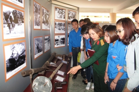 Tây Ninh  Exposition de photos, statues et peintures sur l’Armée populaire du Vietnam