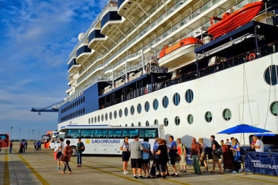 Luxury cruiser brings 3,500 tourists to Vietnam