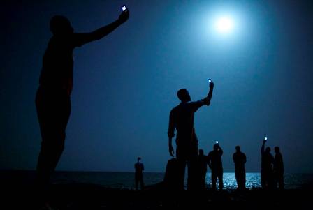 Une image de migrants au clair de lune remporte le World Press Photo