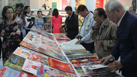 Over 3,000 spring newspapers presented toTruong Sa archipelago and border posts