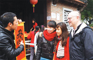 Temple of Literature welcomes 100,000 visitors on lunar new year