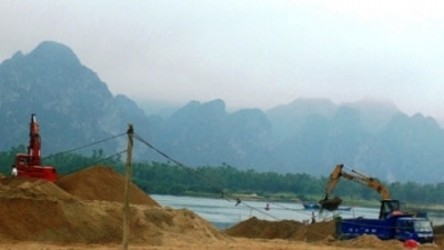 Bát nháo tình trạng khai thác cát, sỏi trên sông Gianh