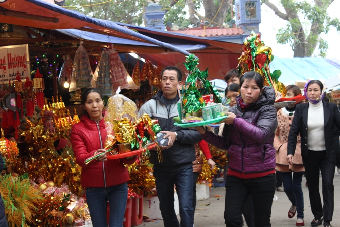 Hàng ngàn du khách chen chân đền Bà Chúa Kho