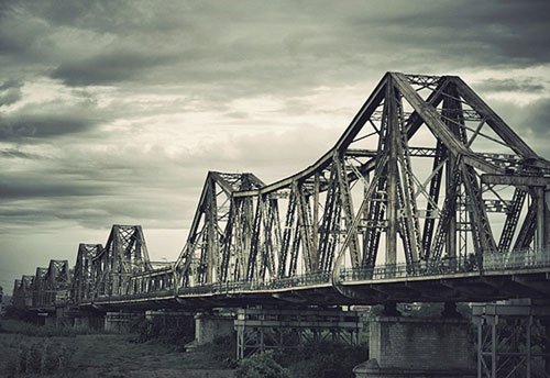 Les vicissitudes historiques du pont de Long Biên