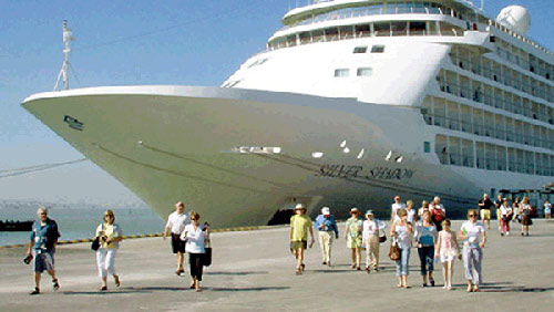 Thousands of foreign visitors visit Danang, Khanh Hoa