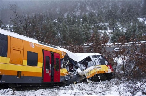 France  deux morts et neuf personnes blessées dans le déraillement d un train touristique