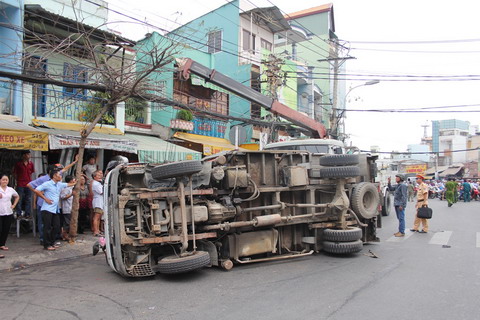 Xe cẩu lật nhào, giao thông hỗn loạn